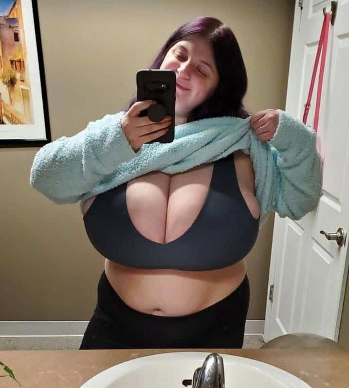 Une femme avec des gros seins